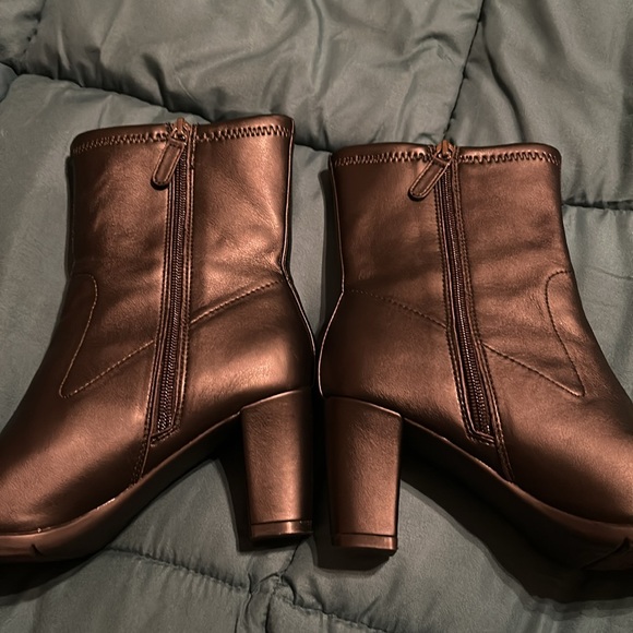 Aerosoles Women's Cinnamon Mid Calf Boot, size 8, black, only worn once or twice - Picture 4 of 7